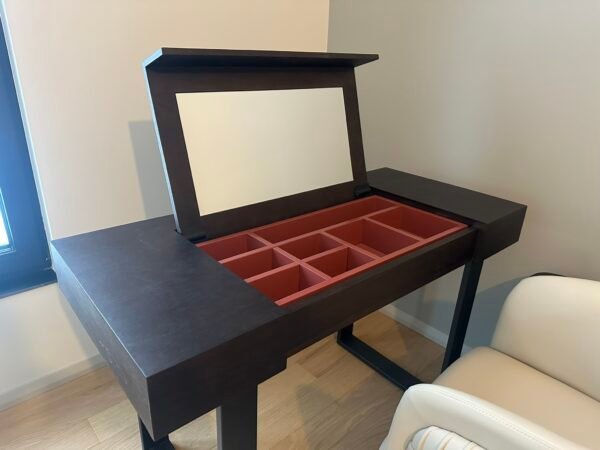 Mirror table with a veneered surface and red, nestable boxes